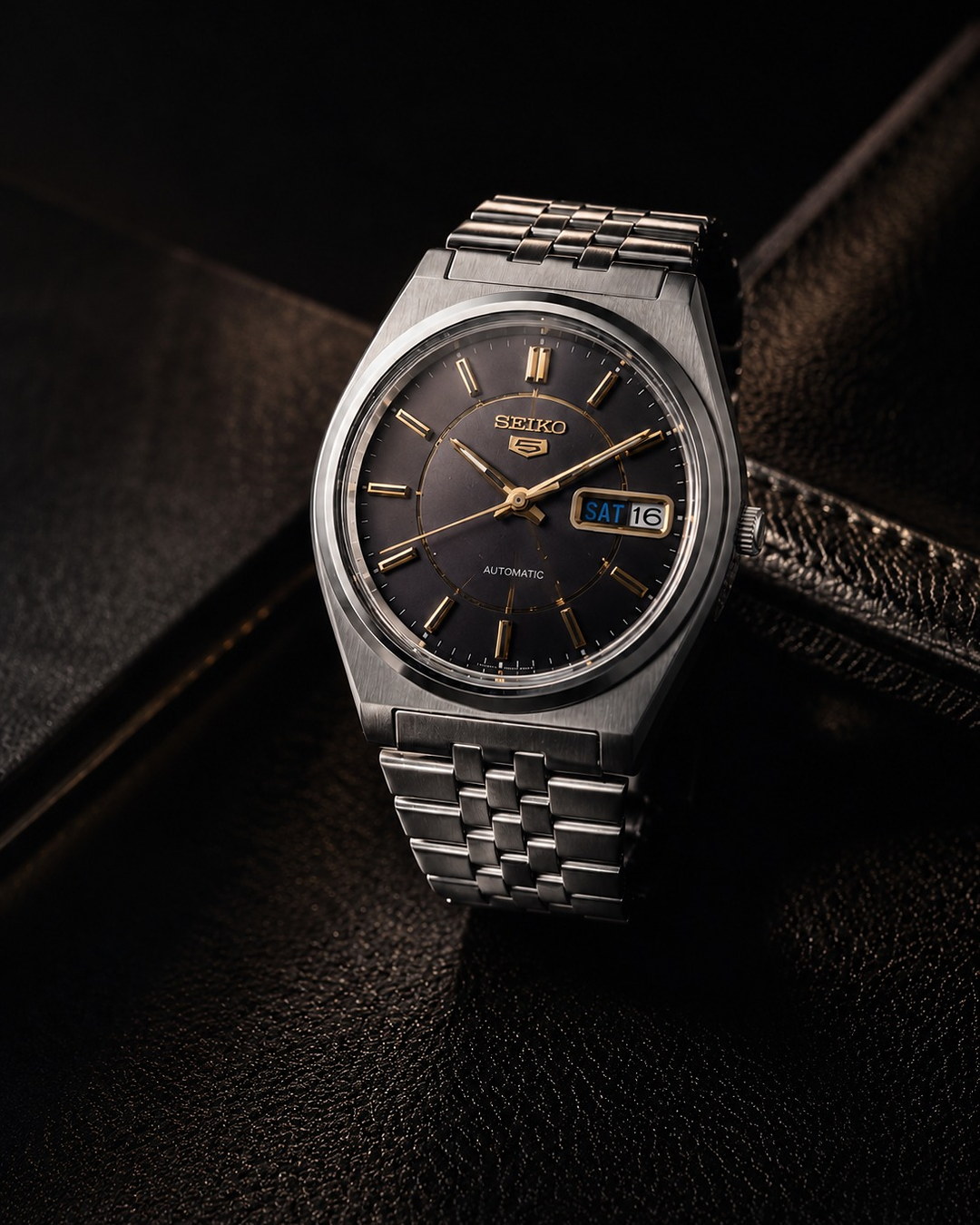 Seiko automático — mostrador preto e dourado