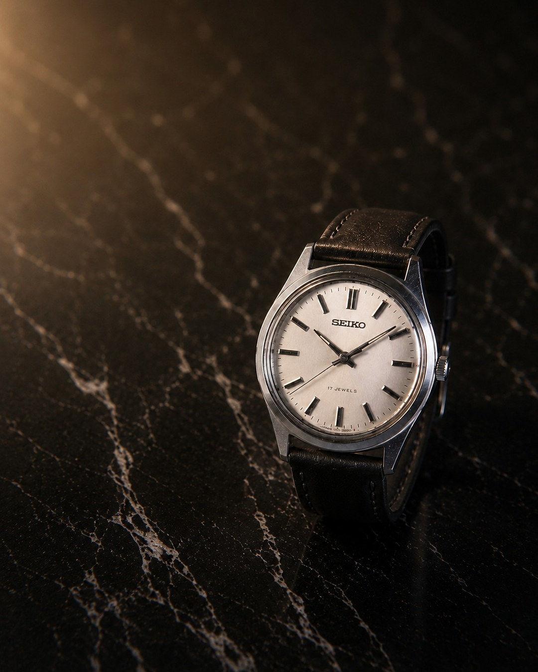 Seiko clássico — mostrador prata e pulseira de couro