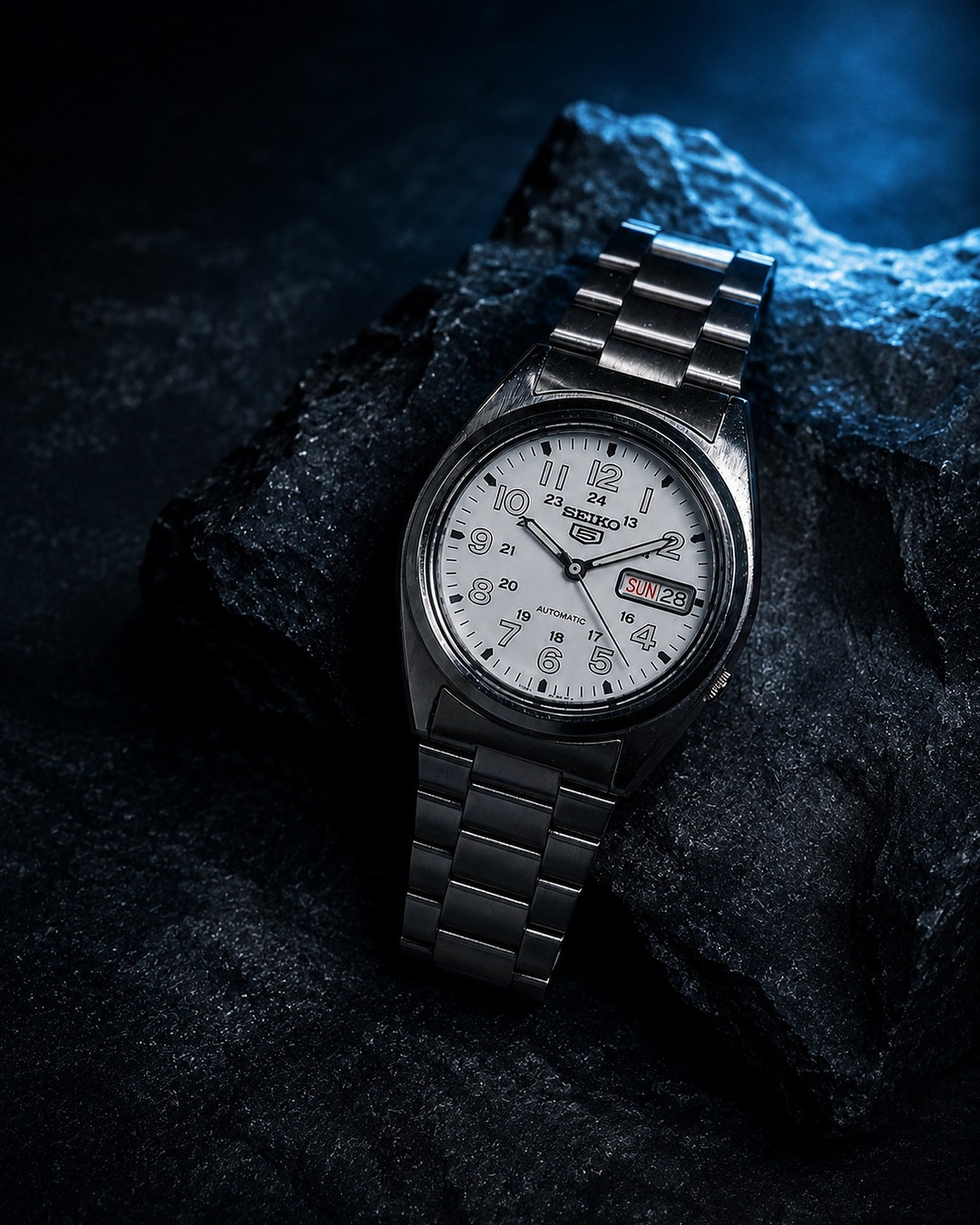 Seiko automático — mostrador claro sobre textura azul
