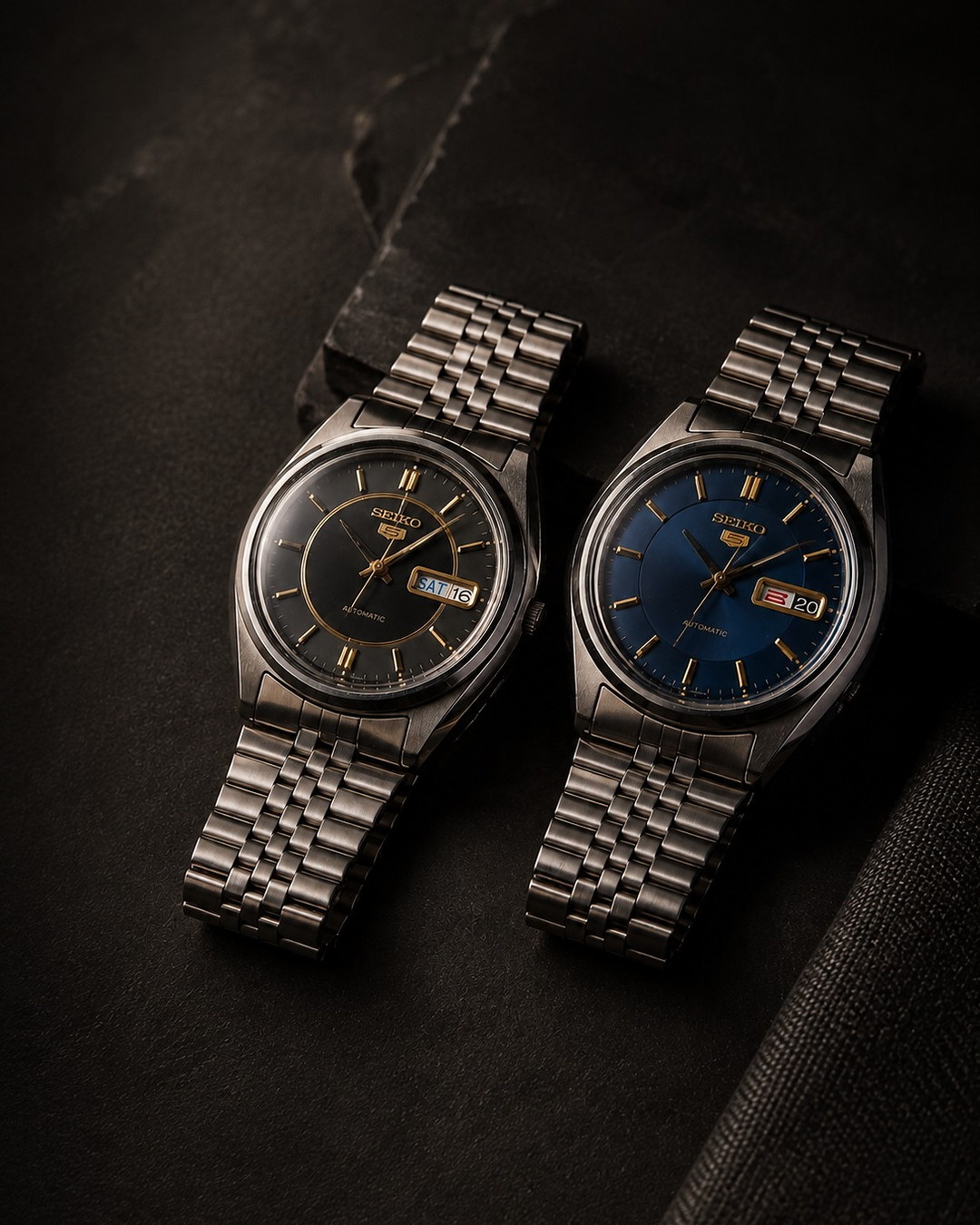 Dois Seiko automáticos — mostradores preto e azul